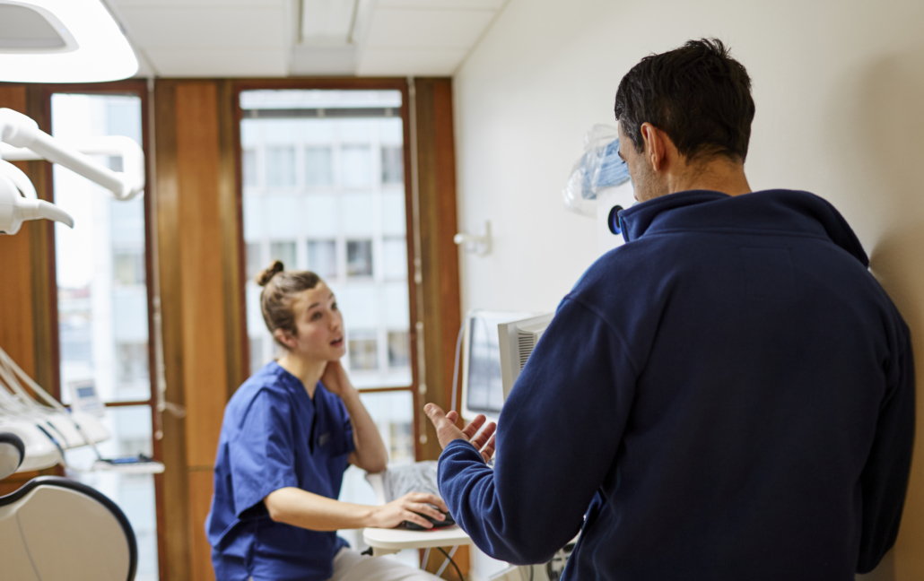 Samtal mellan tandläkare och patient om tandimplantat.